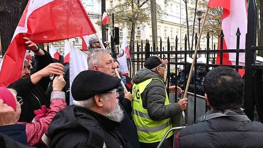 Anayasa krizinin yaşandığı Polonya'da muhalefet, hükümeti güven oylamasıyla düşürmek istiyor