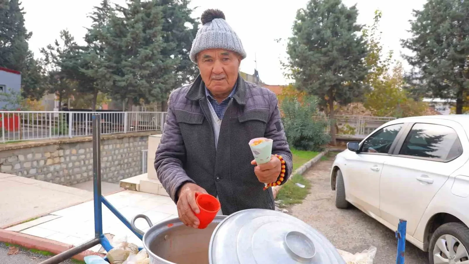 77 yaşında el arabasıyla sokak sokak dolaşıp nohut satıyor