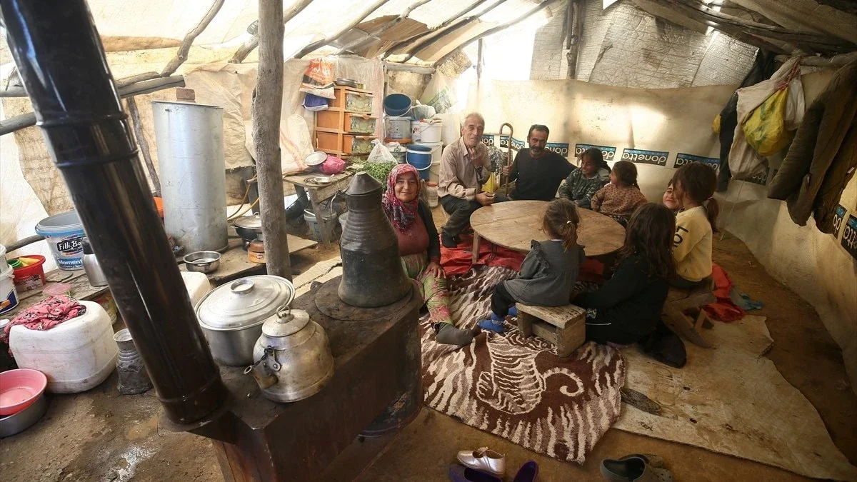 Yazın ortasında kış şartları: Muş yaylalarında göçerler sobayla ısınıyor