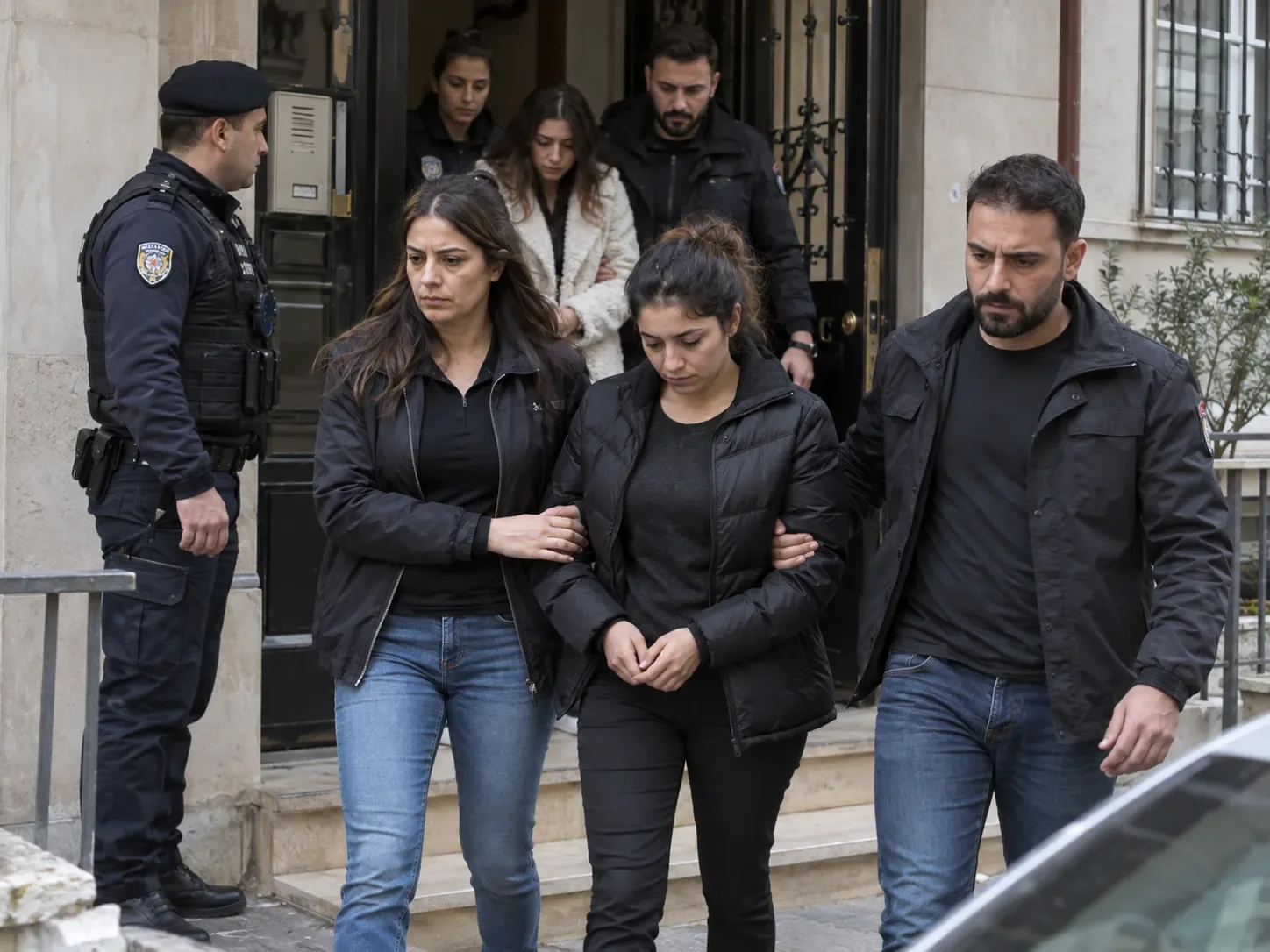 Escort siteleri üzerinden organizasyon iddiasına operasyon: Dokuz kişi tutuklandı