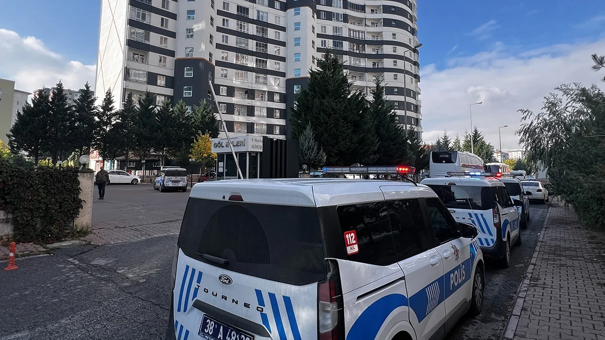 Kayseri'de birlikte yaşayan çift birbirini bıçakladı