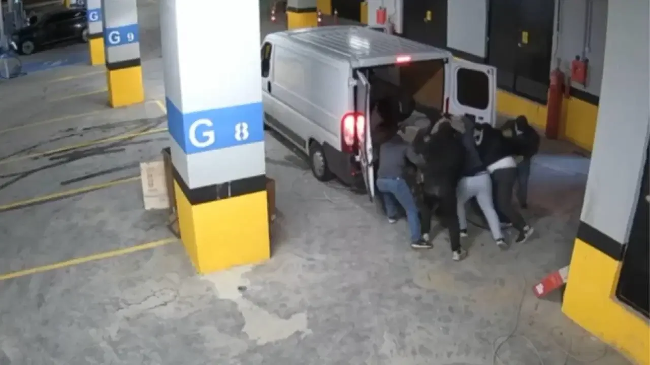 Bakırköy’de havuz inşaatından 2 milyon liralık kablo çalındı!