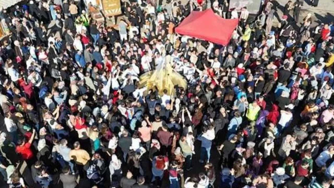 Binlerce kişi başına toplandı: Vinçle boyu tam 10 metre uzadı