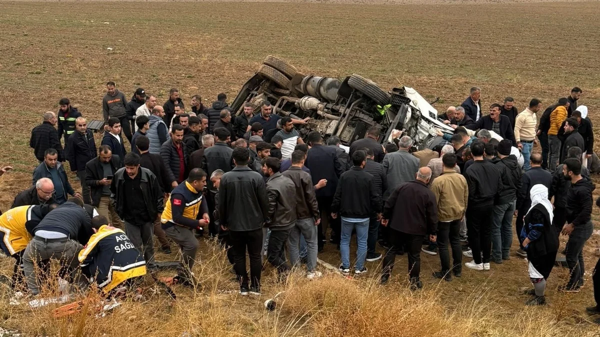 3 aracın karıştığı kazada ortalık savaş alanına döndü! Çok sayıda yaralı var