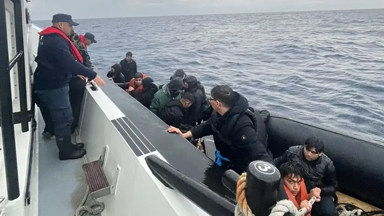 İzmir'de 76 düzensiz göçmen yakalandı