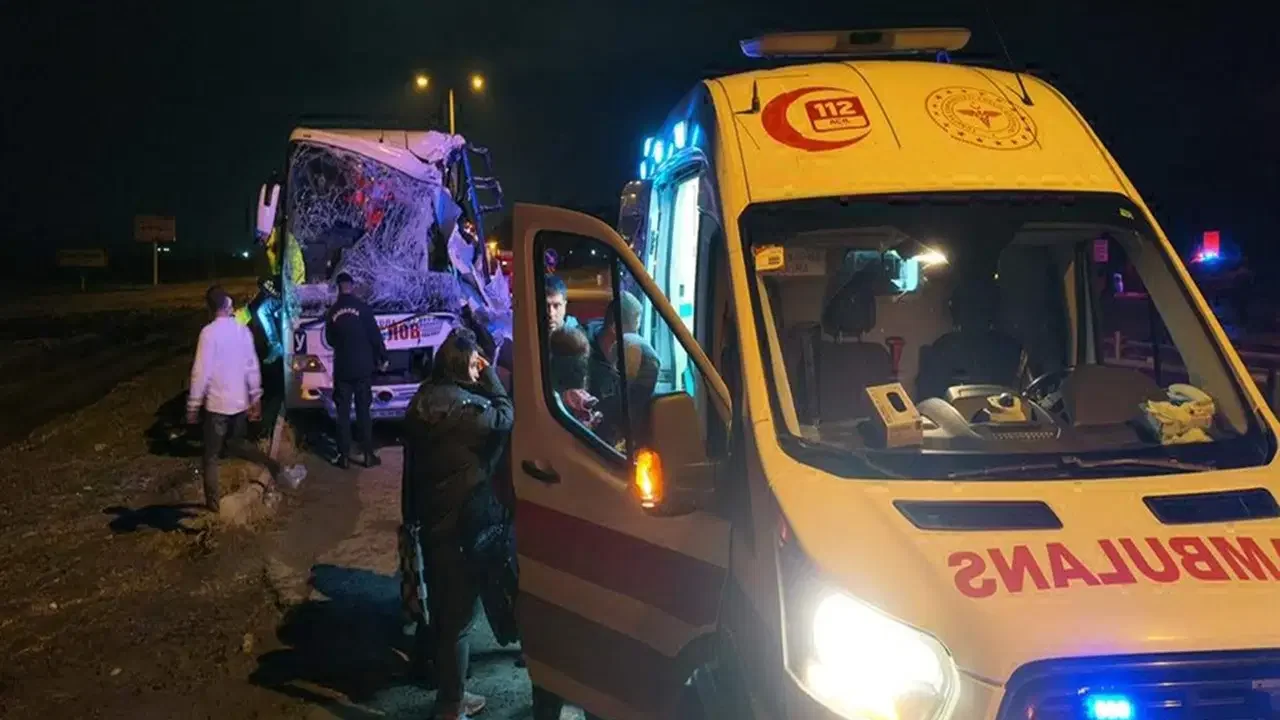 Edirne'de Bulgar turistleri taşıyan otobüs TIR'a çarptı: 10 yaralı