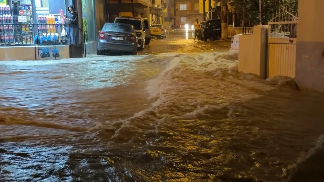 Mersin'de sağanak: Evleri su bastı, sürücüler yollarda mahsur kaldı