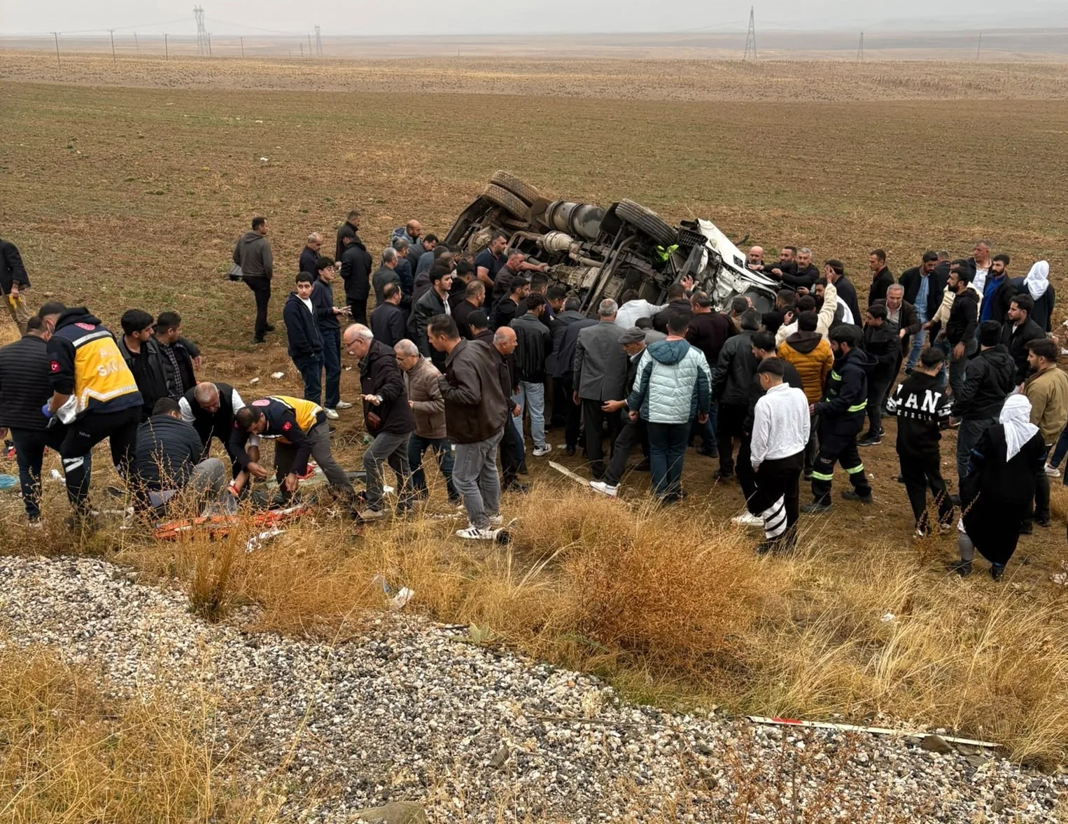 Üç aracın karıştığı kazada 1 polis şehit oldu; 11 yaralı var