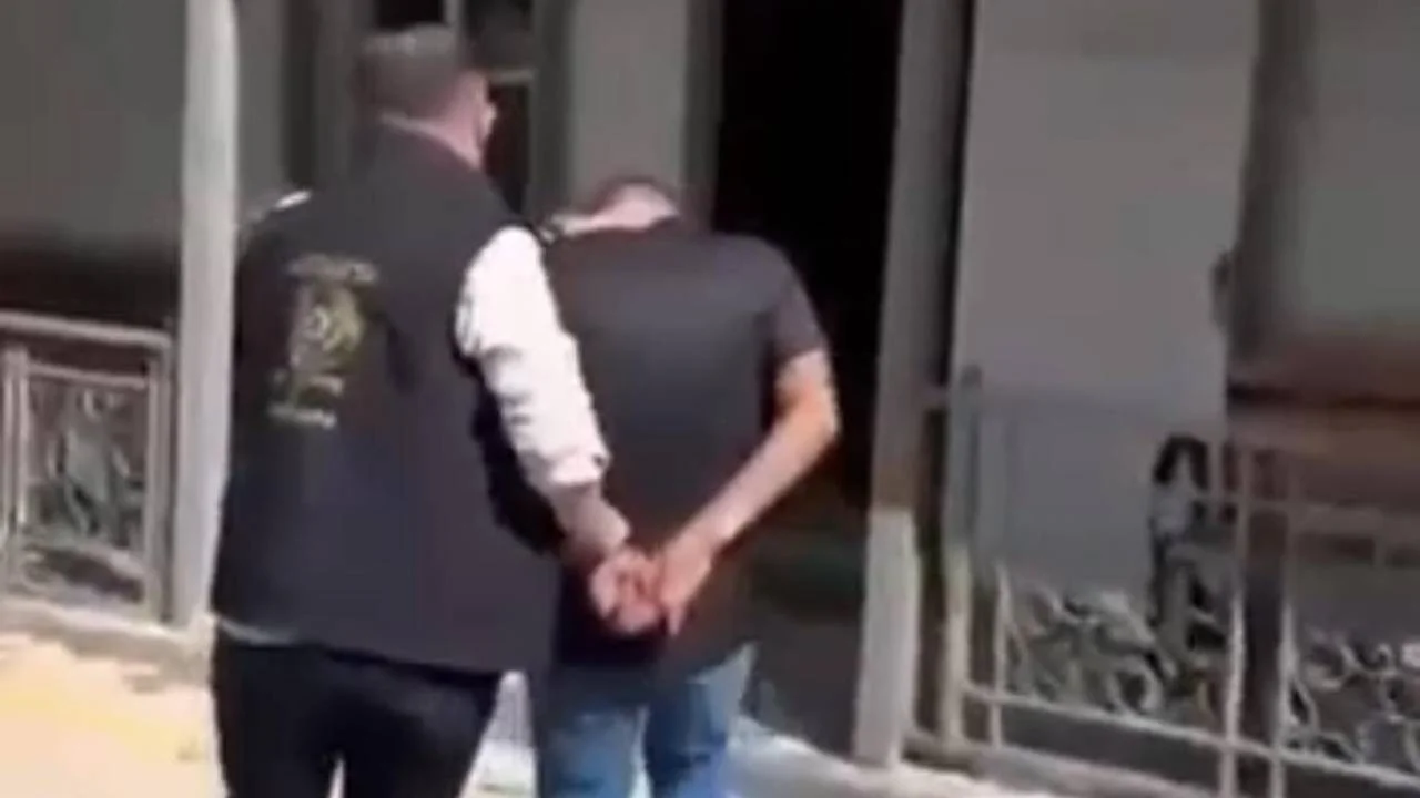 İş arkadaşlarının evinden altın ve para çalan 2 şüpheli yakalandı