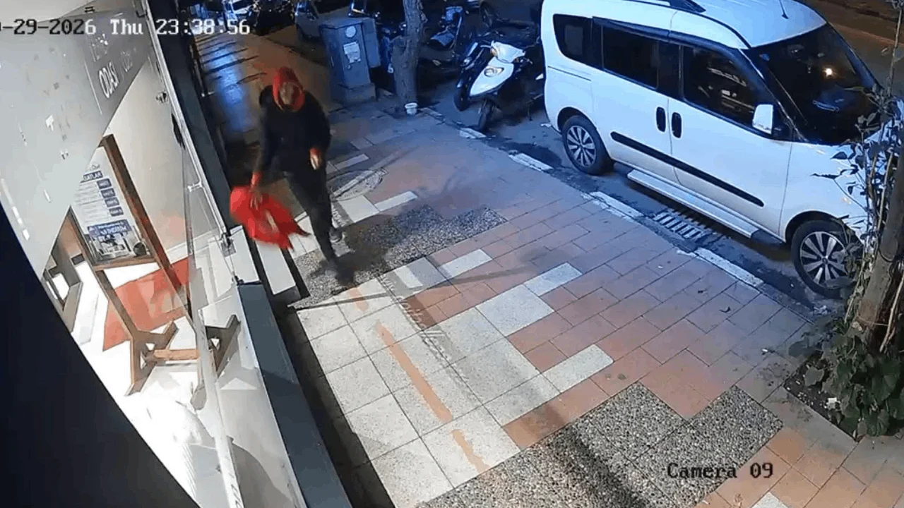 Manisa'da Türk bayrağına büyük saygısızlık! Alıp yere attı