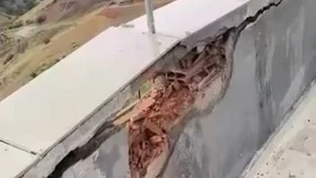 Yıldırım isabet eden iki katlı bina hasar gördü