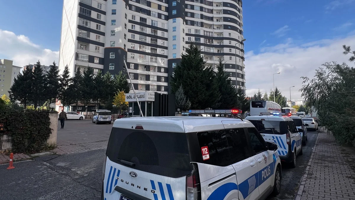 Birlikte yaşayan çift bıçakla birbirini yaraladı