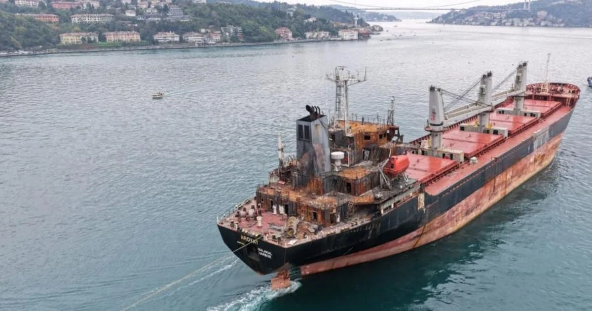 İHA ile vurulan gemi İstanbul Boğazı'ndan geçti