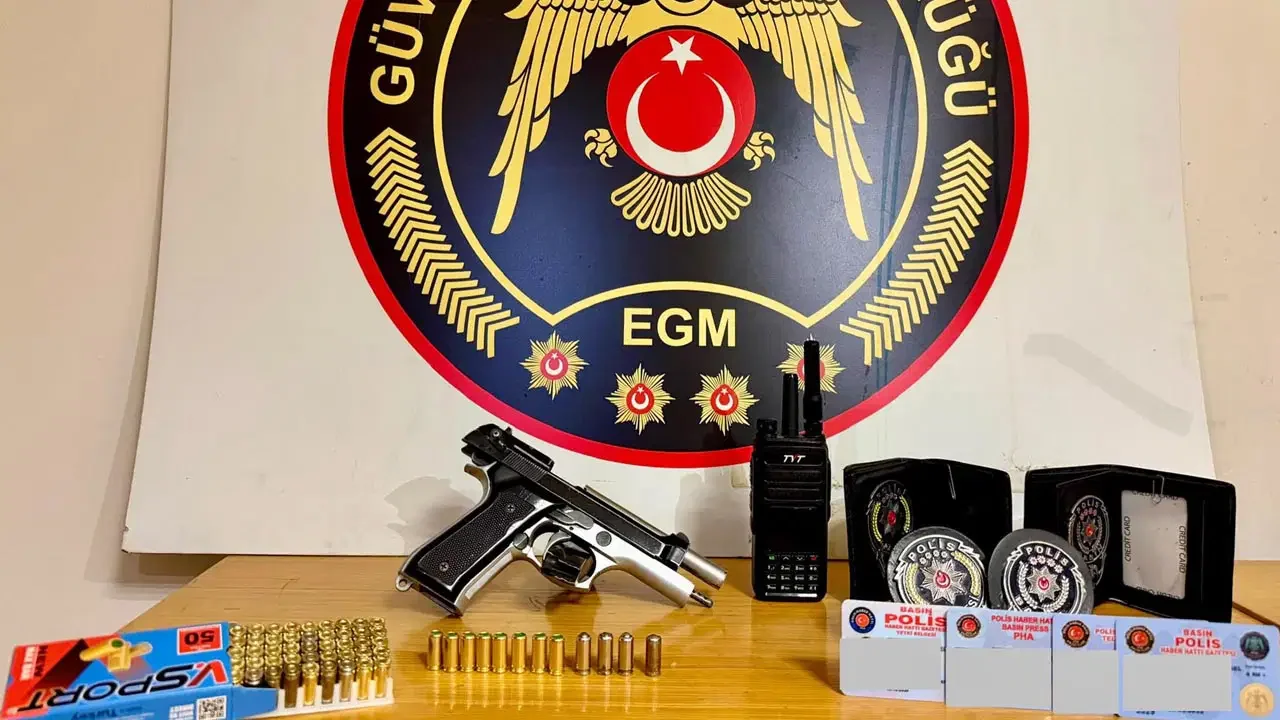 Sosyal medyada 'Emniyet amblemli' silah teşhiri! Kimliği belirlendi: Gözaltına alındı