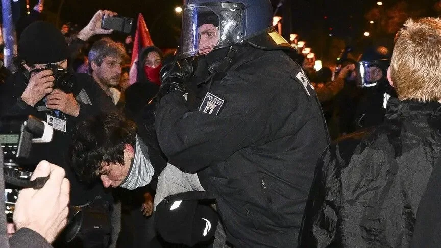 Almanya'da gençlerin protesto gösterilerinde birçok kentte olaylar çıktı