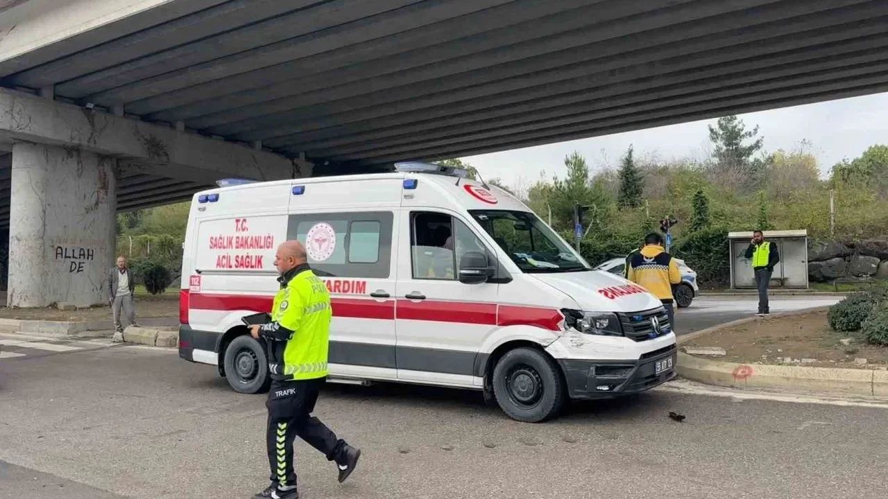 Ambulans ile yolcu minibüsü çarpıştı