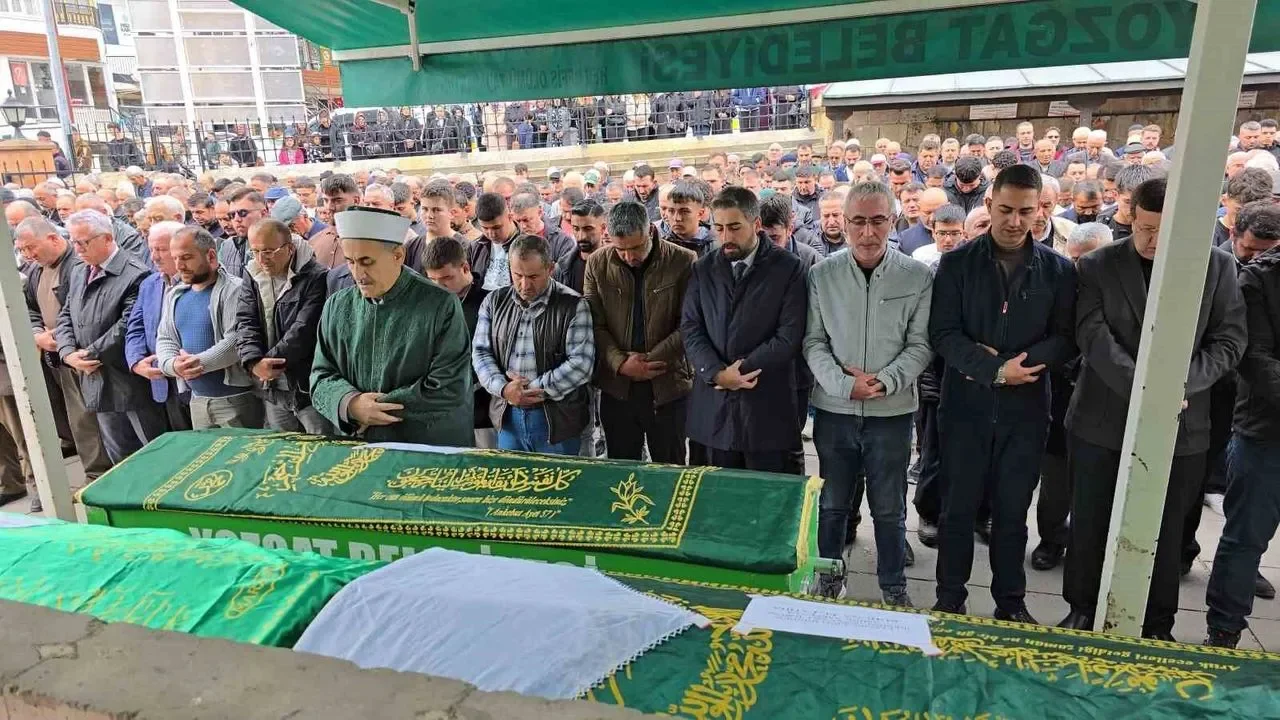 Kazada hayatını kaybeden anne ve 2 evladı toprağa verildi
