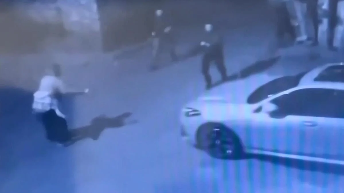 Beyoğlu’nda eşinin babasının evini bastı; kayınpederine saldırdı