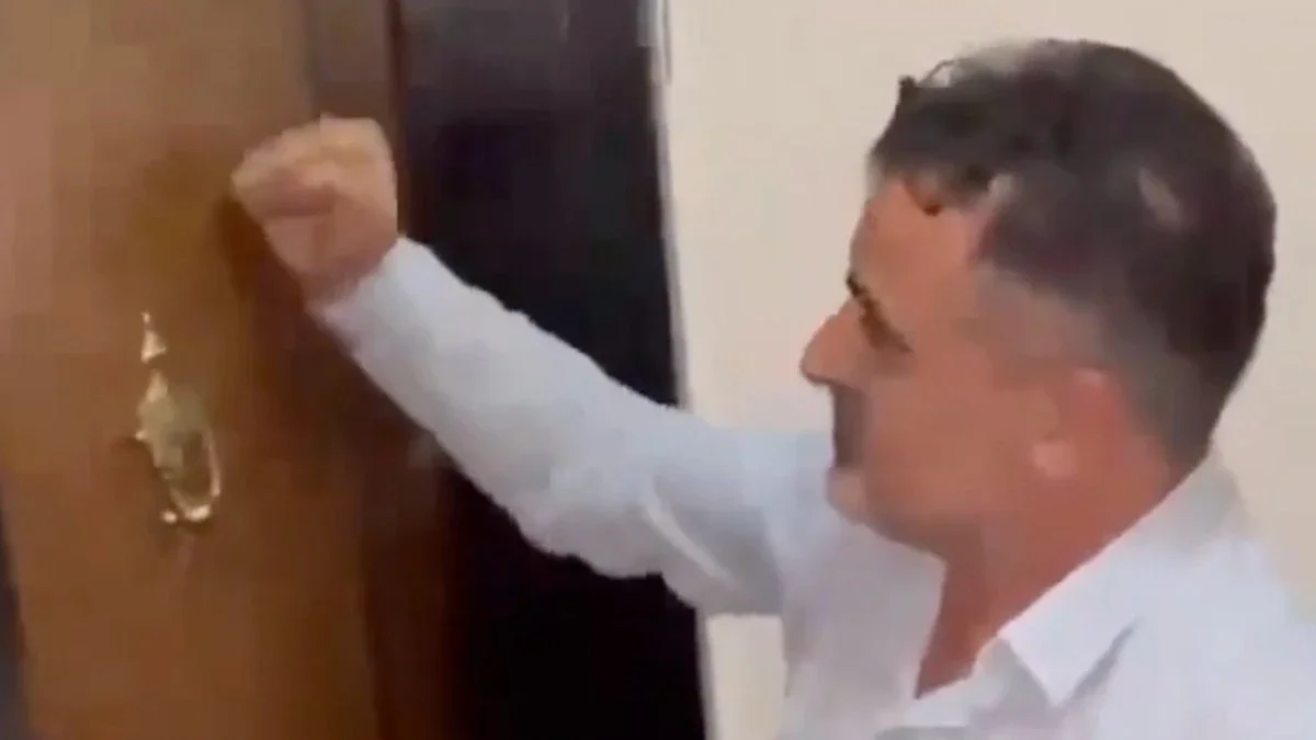 CHP Nazilli İlçe Başkanlığı'na atanan Naim Atmaca, binaya alınmayınca kapıyı yumrukladı