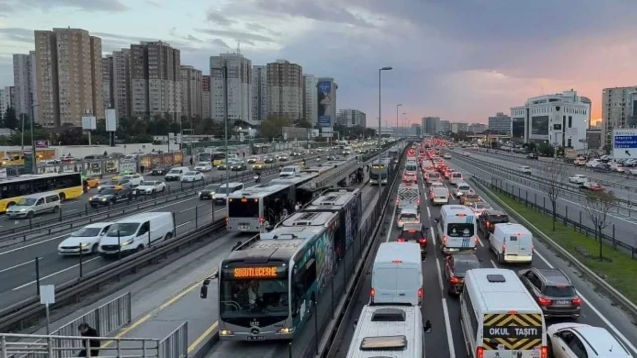 İstanbul'da metrobüsle işe gidenlerin maaşında yüzde 19’luk kesinti ortaya çıktı
