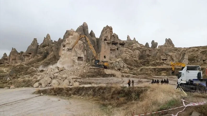 Nevşehir'de kopan kaya parçalarının bulunduğu alanda enkaz kaldırma çalışması yapılıyor