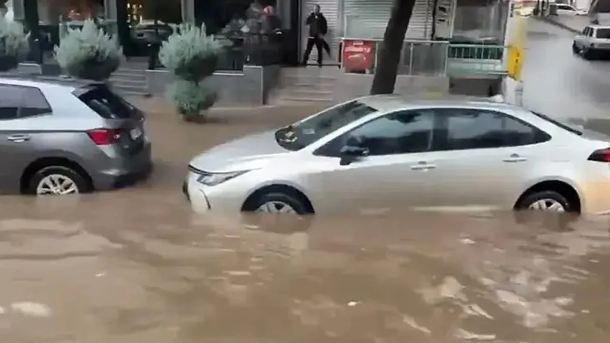 Diyarbakır'da yollar göle döndü