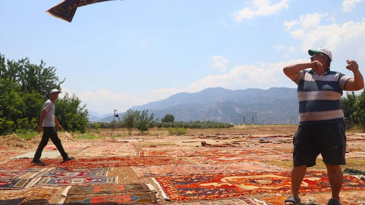 Antalya'da eski halılar güneşle birlikte değer kazanıyor