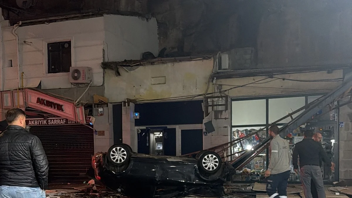Otomobil 50 metreden iş yerlerinin üzerine düştü