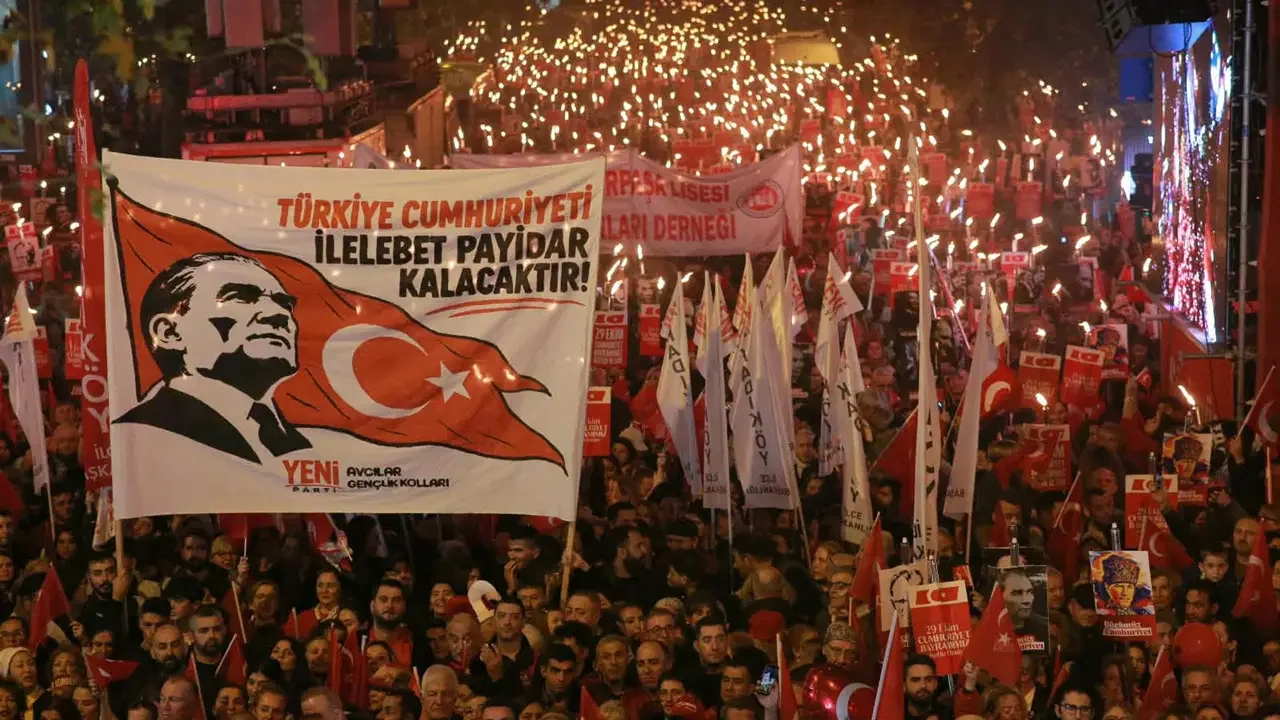 Yurttaşlardan Cumhuriyet Yürüyüşü... Özgür Özel: 'Milletten bir talimat aldık...'