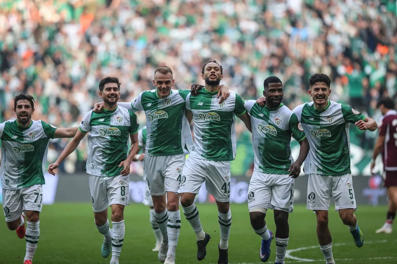 Bursaspor taraftarı önünde şov yaptı! Liderliği bırakmadı