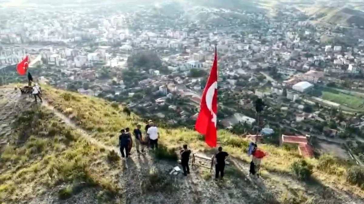 Erzurum'da 1600 rakımlı Stare Dağı’na tırmanıp yıpranan Türk bayrağını yenisiyle değiştirdiler