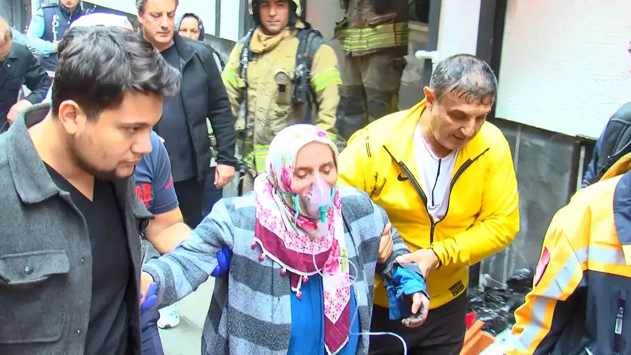 Zeytinburnu’nda 5 katlı binada yangın paniği: 2 kişi dumandan etkilendi