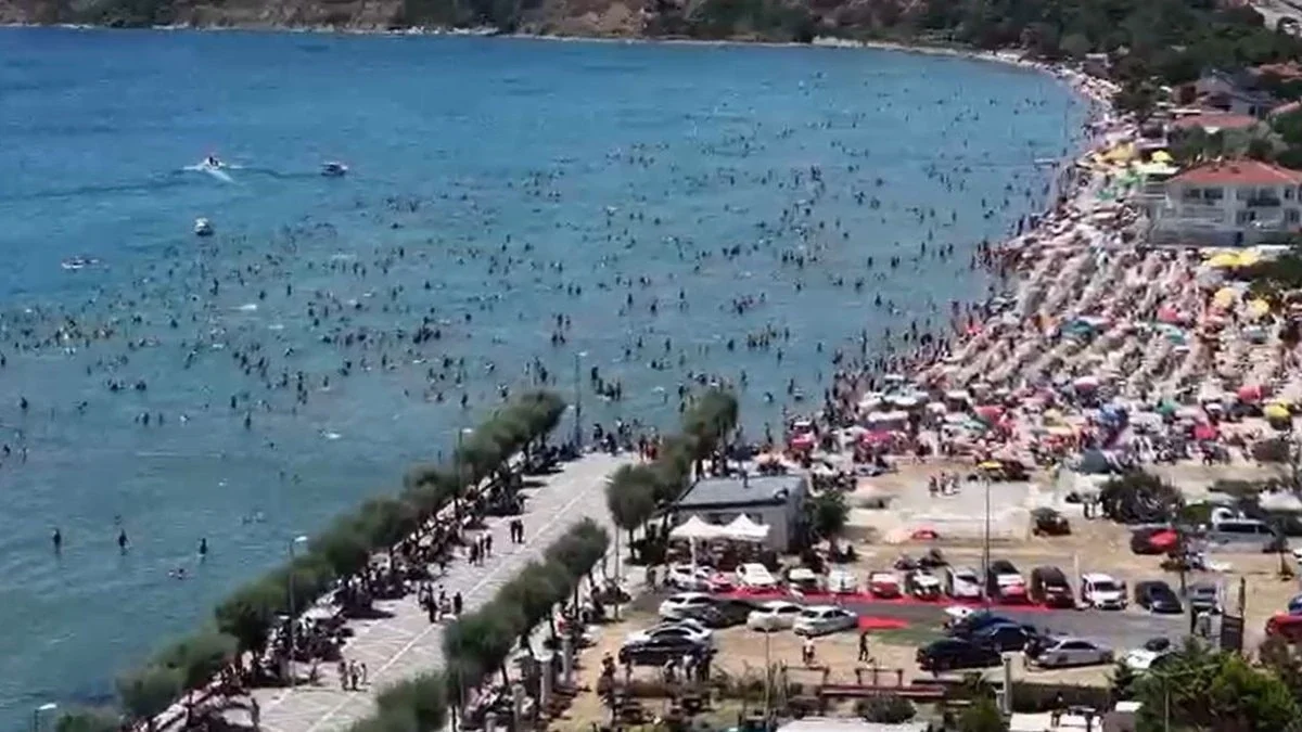 İstanbul Silivri'de sıcak hava nedeniyle sahiller doldu
