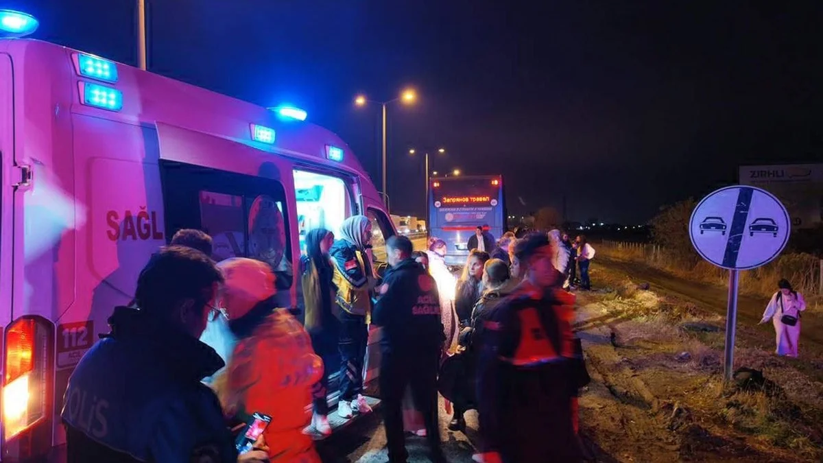 Tur otobüsü TIR'a arkadan çarptı: 10 turist yaralı