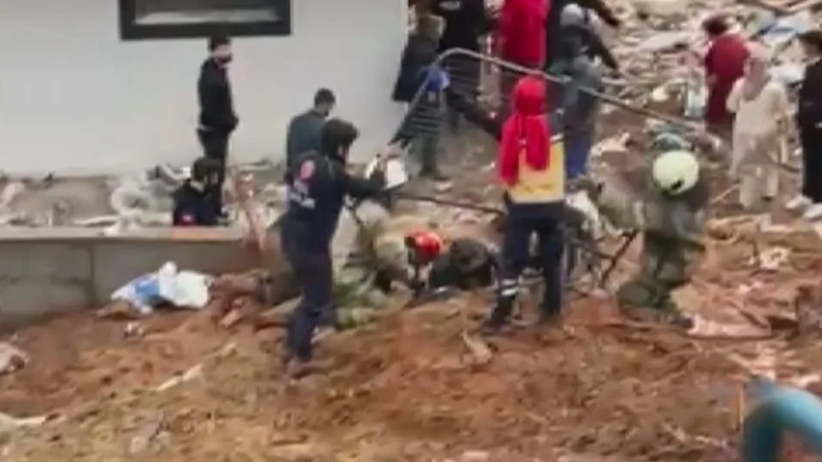 13 yaşındaki çocuk ve annesi çamura saplandı: Ekipler seferber oldu