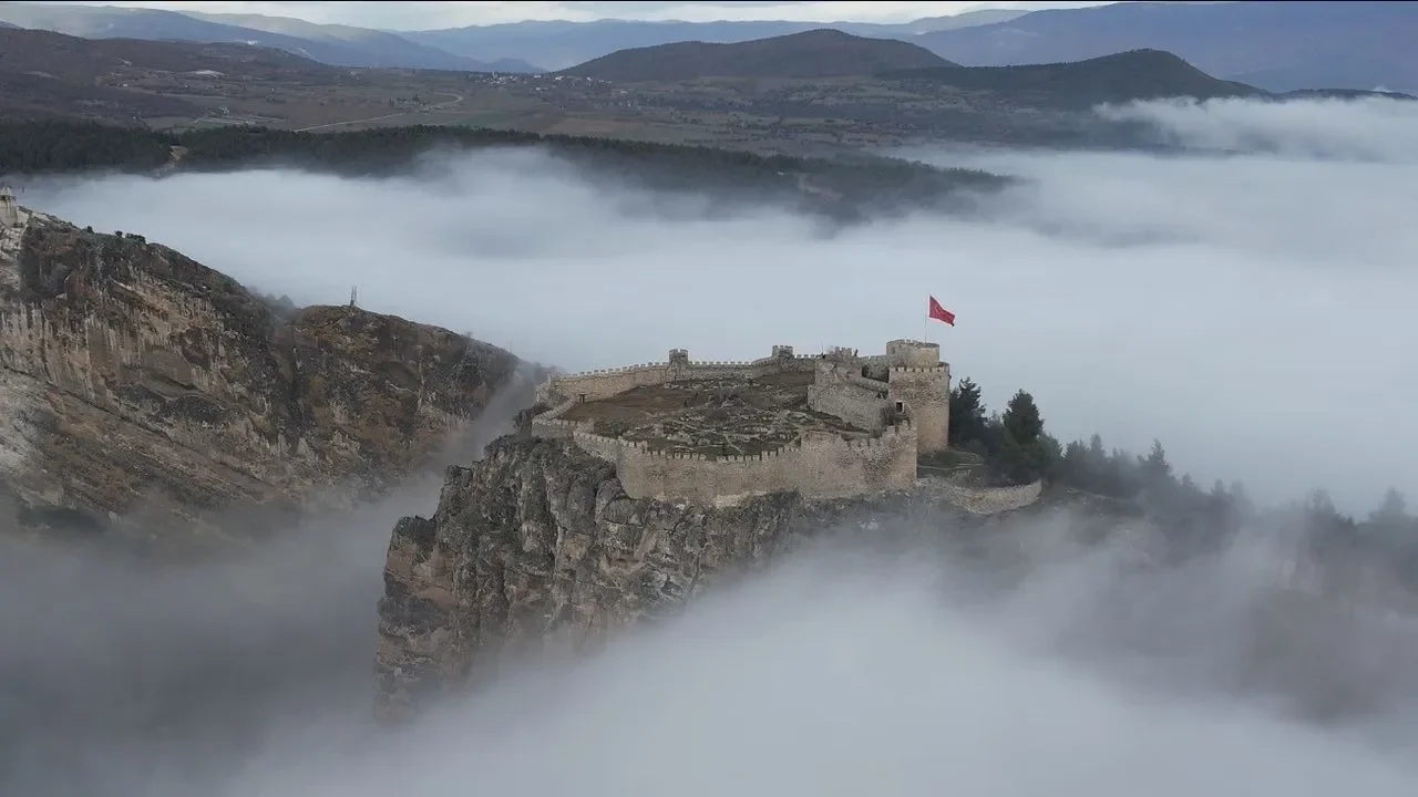 Tarihi Kale sis bulutu arasında görüntülendi