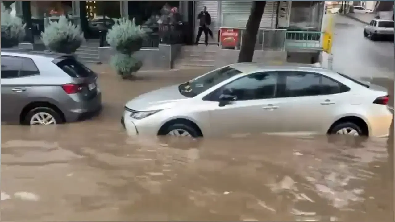 Diyarbakır'da sağanak etkili oldu: Yollar göle döndü, su baskınları yaşandı