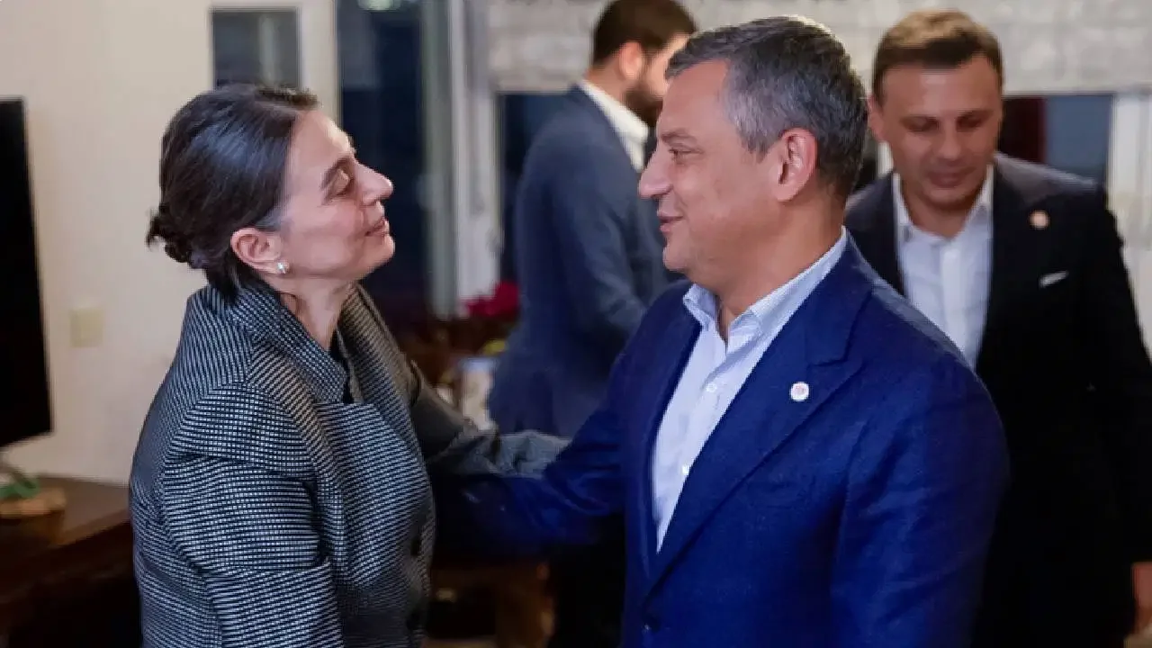 Özgür Özel, Sinem Dedetaş'ı ev hapsinde ziyaret etti: 'Sinem Başkanı ev hapsinde tutmak Üsküdar'a kafa tutmaktır'
