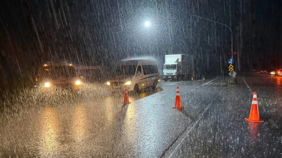 Kocaeli ve Sakarya’da dereler taştı, evleri su bastı