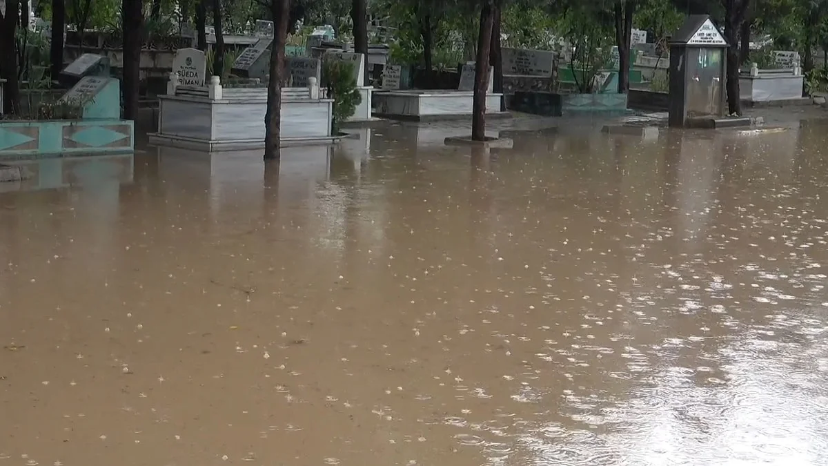 Diyarbakır’da sağanak yağış sonrası kabirler sular altında kaldı