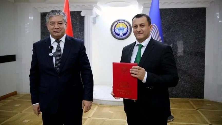 Kırgızistan Milli Yatırımlar Ajansından AA muhabirine Onur Belgesi