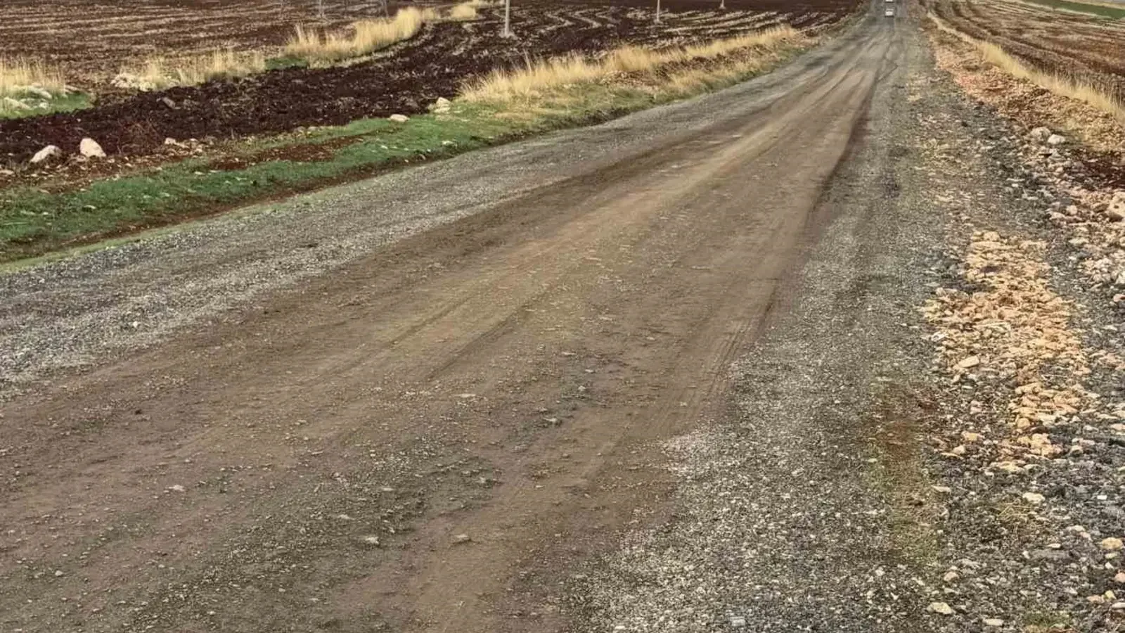 Bozuk köy yolu sürücülerin tepkisine neden oluyor