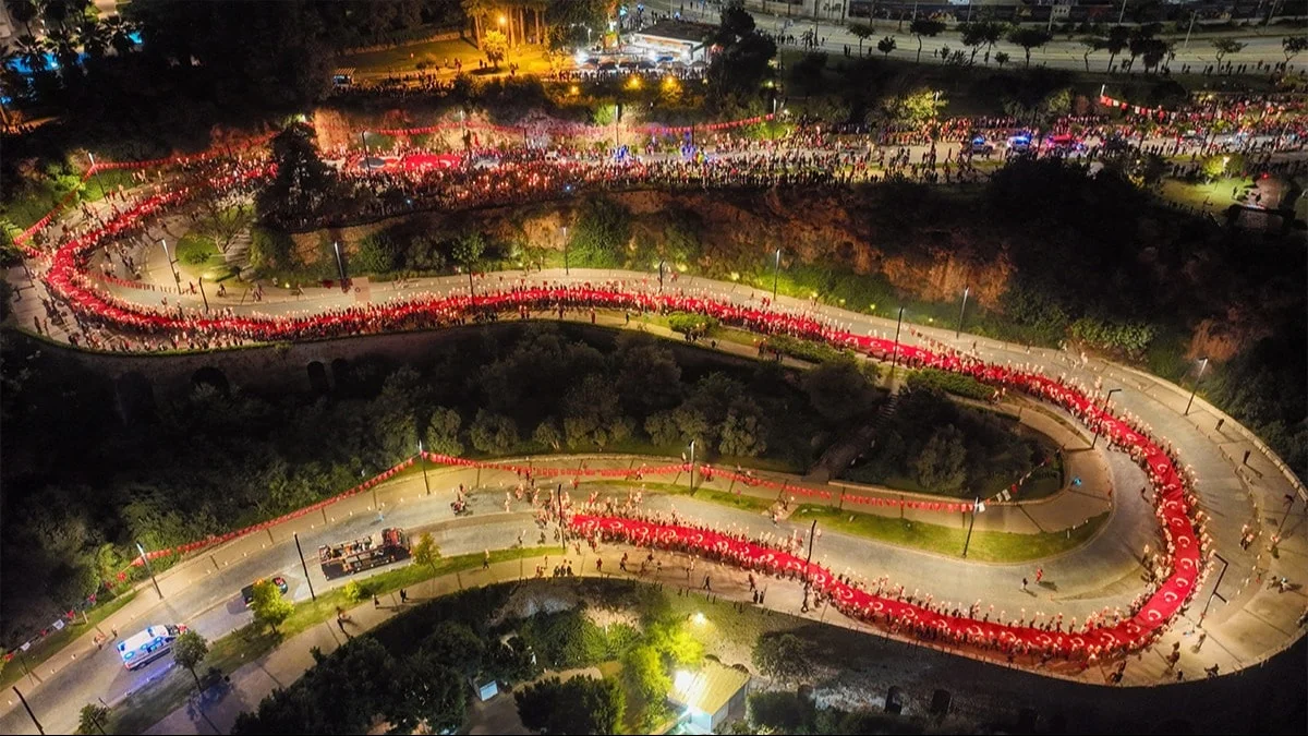 Antalya’da binlerce kişi Cumhuriyet için meşalelerle yürüdü