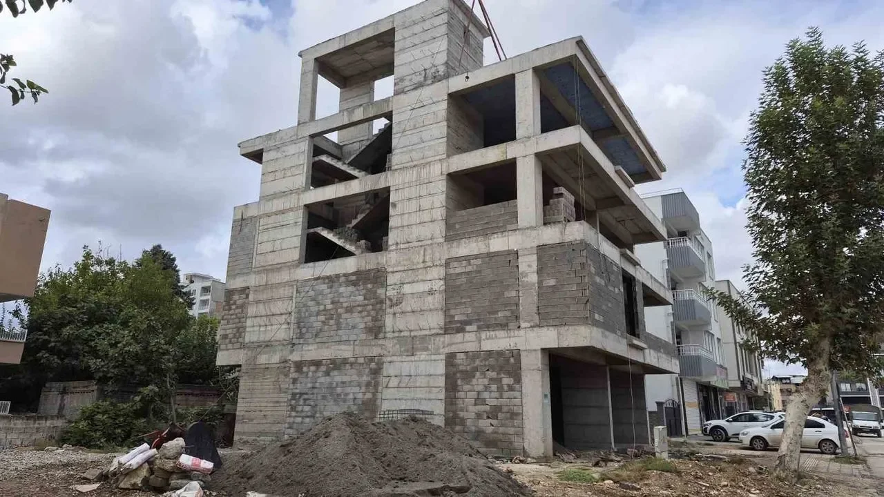 3. kattan düşen işçi ağır yaralandı