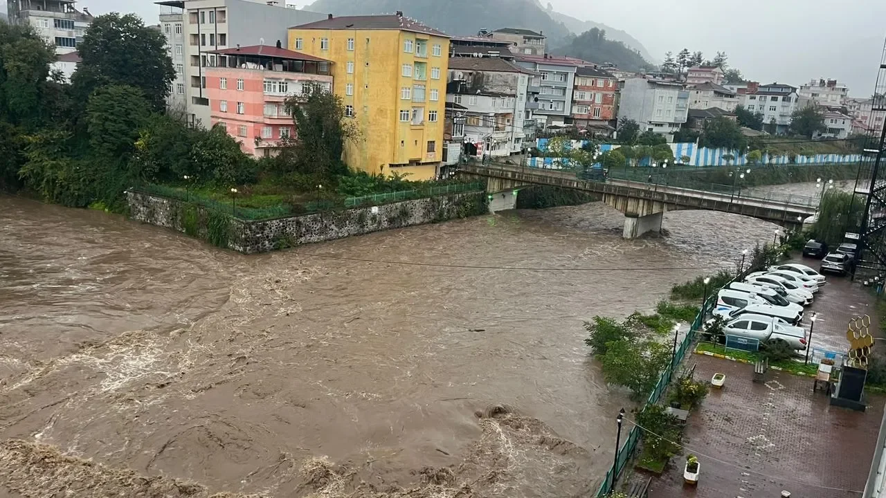 Terme Çayı'nın debisini yükseldi