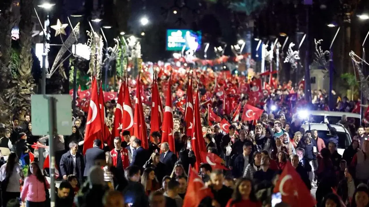 İzmir'de Cumhuriyet'in 103'üncü yılı coşkusu gökyüzünü aydınlattı